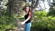 показывает незнакомцу сиськи в парке