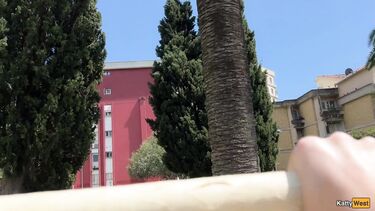 Худенькая фитоняшка тренируется на члене незнакомца с площадки