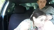 сосет в машине член незнакомца