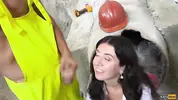 строители поливают начальницу кончой на стройке