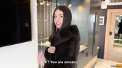 проститутка Кэтти раздевается, оставаясь в белье