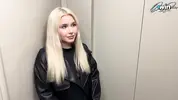 провожает девушку домой после прогулки