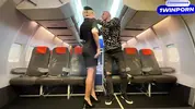 мужики пристают к стюардессе в самолете