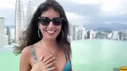 знакомится с русской туристкой в Дубае