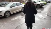 Луна Рулетт идет по улице к машине