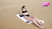 парень знакомится с девушкой на пляже