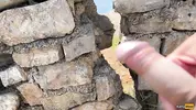 извращенец дрочит хуй в публичном месте
