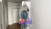 девушка шпаклюет стены на стремянке