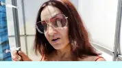 случайно встретил на пляже маму друга