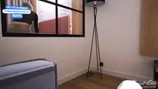 занимается зарядкой голышом, соблазняя парня