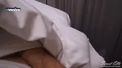 ложится в постель к сыну мужа голышом