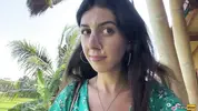 гуляет по улице со спермой на лице