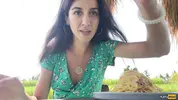 туристка с обкончанным лицом ест пасту карбонара