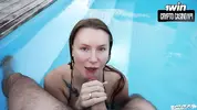 сосет в бассейне член незнакомца
