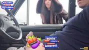 любопытная девушка смотрит на дрочку незнакомца