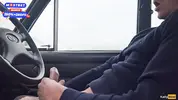 извращенец дрочит хуй в своей машине