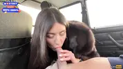 сосет член незнакомого парня в его машине