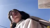 ведет парня в туалет для минета