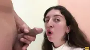 получает обильный камшот на лицо