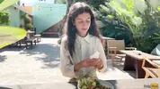 русской брюнетке скучно в ресторане