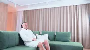 босс дрочит, наблюдая за сексуальной горничной