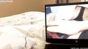 пацан дрочит хуй на порнуху