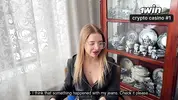 разрывает сводной сестре джинсы, оголив жопу