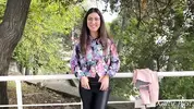 незнакомка в очках показывает киску в публичном месте