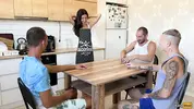 проиграл друзьям жену