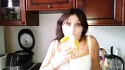 тренирует глубокий минет на банане