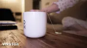красивая девушка готовится ко сну