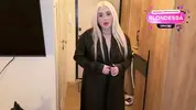 оголяет большие сиськи и фигуру