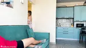 милфа раздевается и прыгает в постель