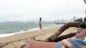 гуляет по пляжу в Паттайе