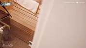 подглядывает за мастурбацией мачехи в сауне