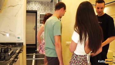 Свингеры пришли в гости и спонтанно обменялись партнерами для ебли вчетвером
