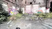 охранник ловит девушку, севшую поссать