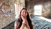 грубо лапает сучку в коротких шортах