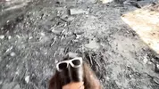 насаживает голову девчонки на стояк