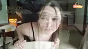 трахает по-собачьи милую сестру в очках