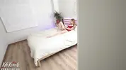 русская мастурбирует в спальне, не закрыв дверь