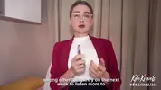 девушка психолог расслабляет пациента на приеме