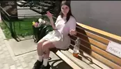 парень снимает курящую студентку на улице