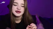 телка с пухлыми губами сосет член