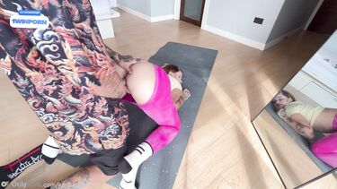 SkinLovers: Дрочер порвал лосины и трахнул сводную сестру на йоге