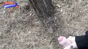 эксгибиционист дрочит хуй в парке на спортсменок