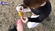 надевает на елду эксгибициониста презерватив