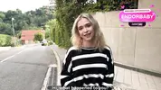 парень помогает соседке попасть домой