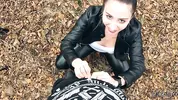 расстегнула ширинку и взяла в рот на природе