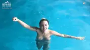 красиво плавает в бассейне голышом